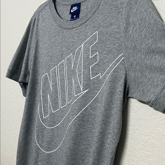 Nike Women’s Size Medium Gray Logo Tee and Leggings Set - Picture 3 of 10